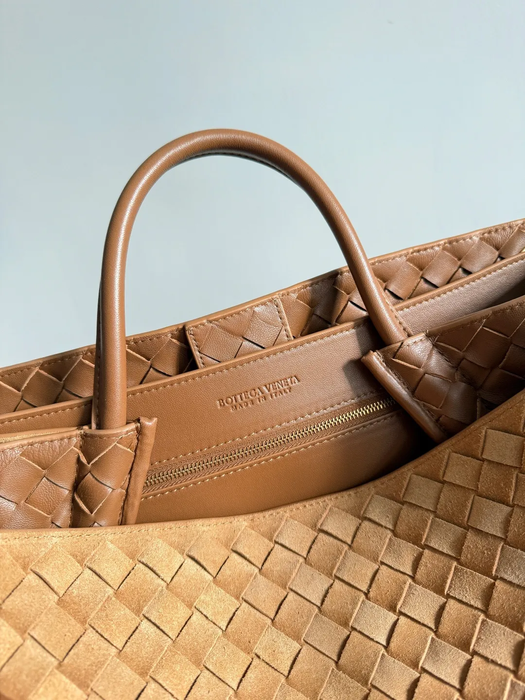Batch 3760 Recently, the same style of bag that celebrities love is both high-end and practical. Michelle Yeoh, Kim Namjoon, Jing Boran, Tong Liya, Sun Qian, Wu Qianyu, Du Juan, Ma Yili and Bai Baihe are all carrying Bottega Veneta summer series Andiamo handbags. Andiamo has a simple structure and rounded lines. The whole piece is made of Nappa leather. It is comfortable, soft and dynamic. It adds interest to daily life and can be easily matched with various styles. Andiamo handbags are available in three sizes: small, medium and large. There are many colors to choose from, which can meet different needs. You can really carry it whether it is daily or attending events. Style number: 743575 Size: 45*22*34cm